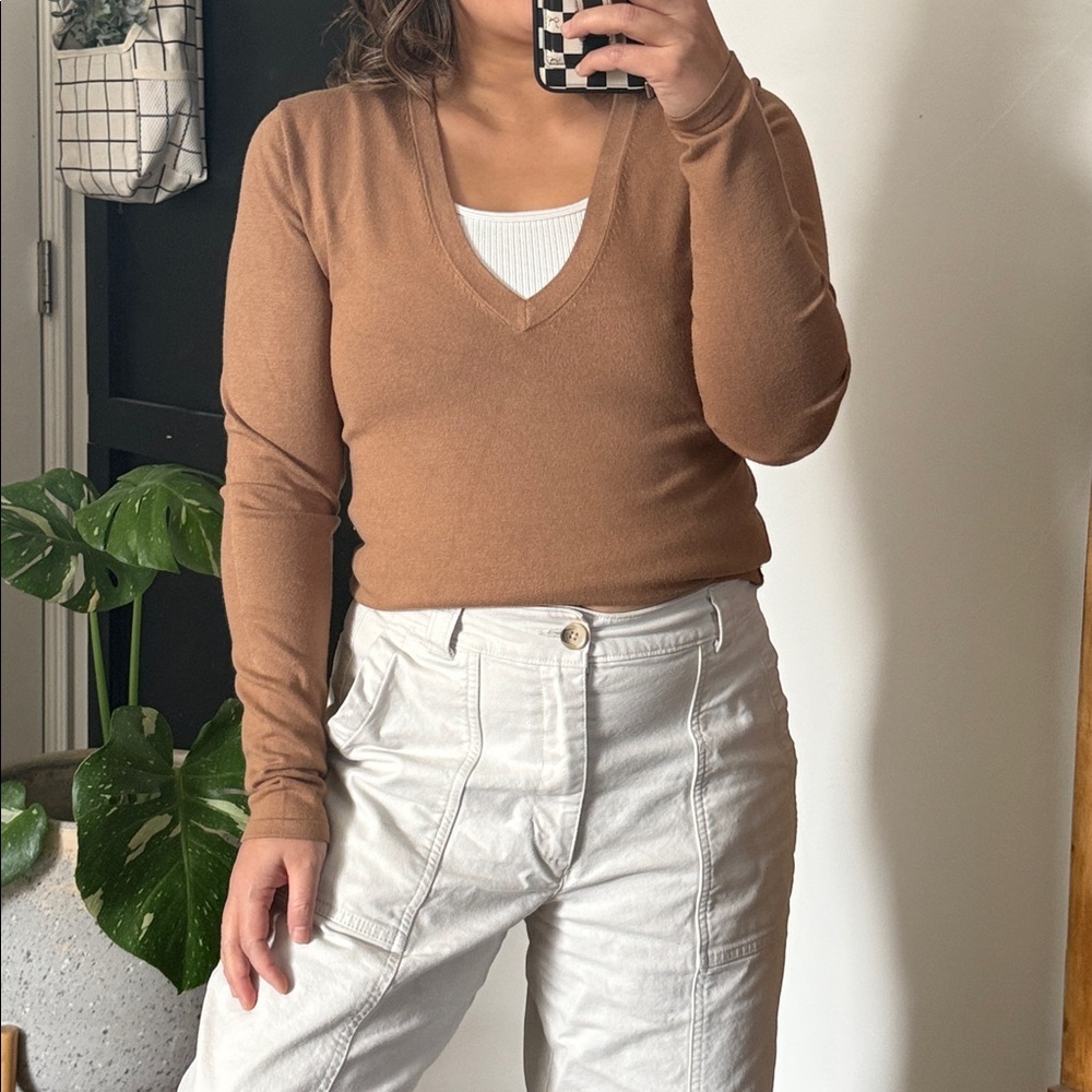 Aritzia X Babaton V neck minimalist Tan Light Sweater. M